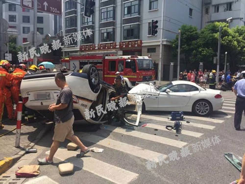 滬中山南路南車站路一寶馬與警車相撞現(xiàn)場